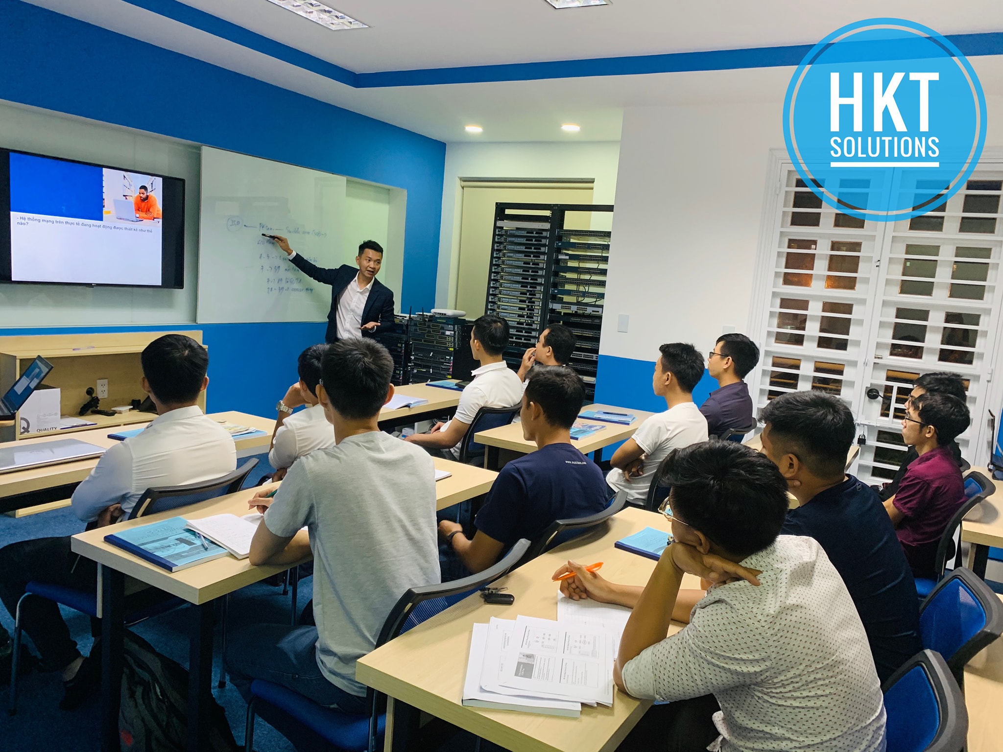 Buổi học đầu tiên của lớp chuyên viên quản trị mạng 07/2020